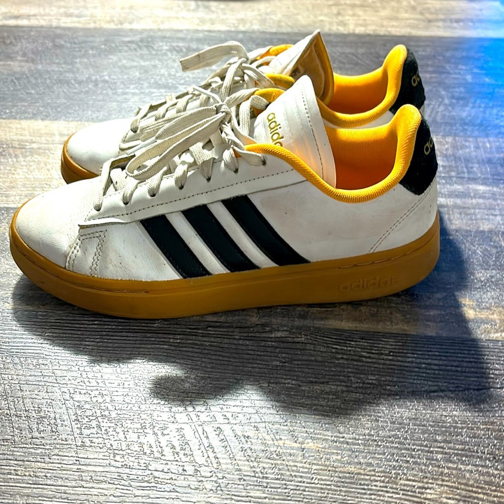 Adidas shoes size women’s 7 1/2